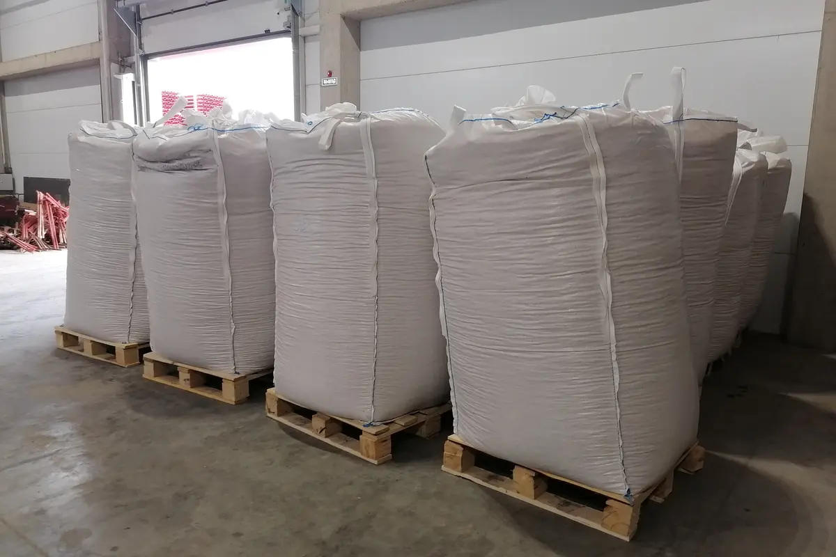 Big Bags FIBC palettisés de granulés de bois ENplus A1 dans l'entrepôt Premium Kraft Pellets à Zhytomyr, Ukraine